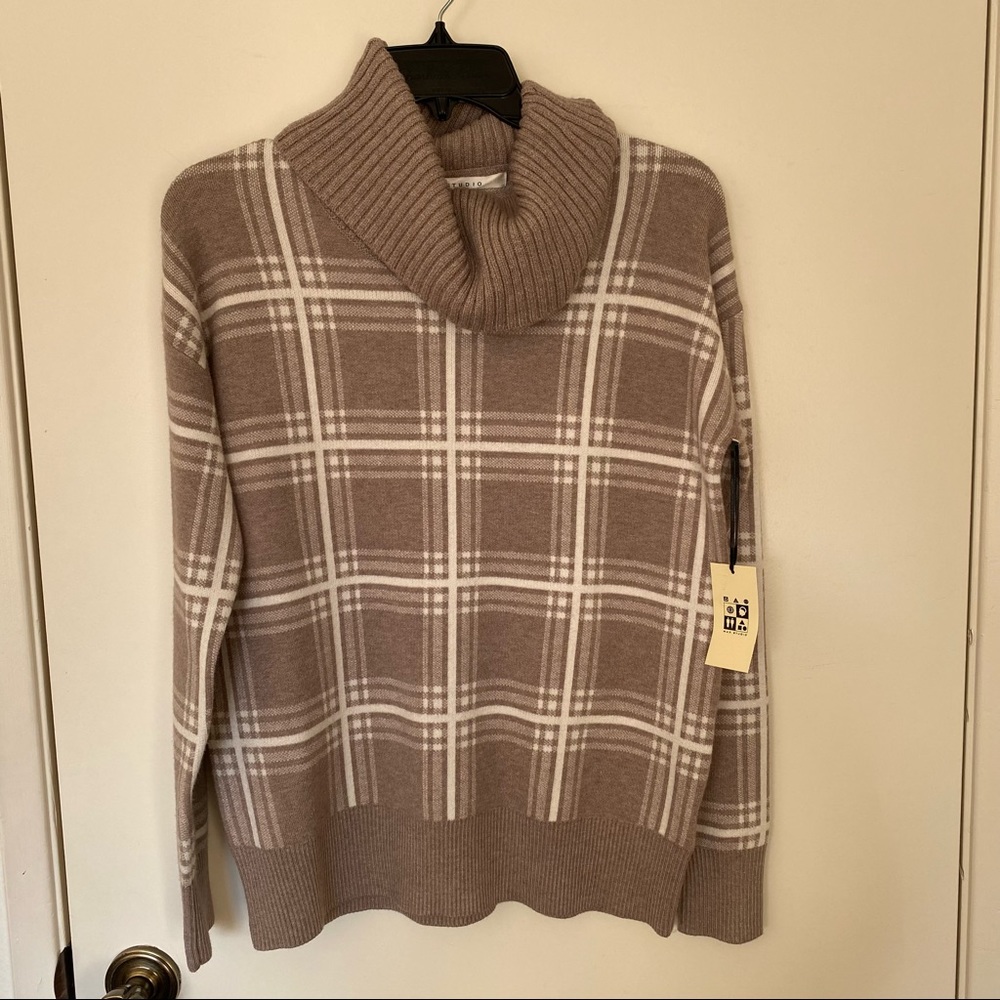 Max Studio turtle neck long sleeve sweater size XS for women, dark tan and cream